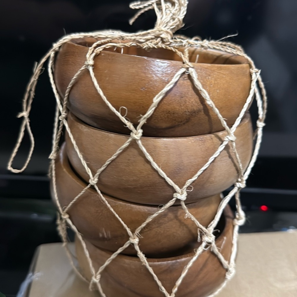 New set of 4 Gifteey Natural Acacia Wooden Hand-Carved  G7